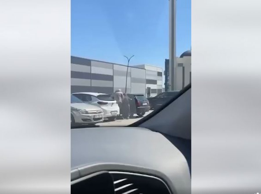 Pamje të rënda: Babai rrah brutalisht djalin brenda veturës në një parking në Fushë Kosovë