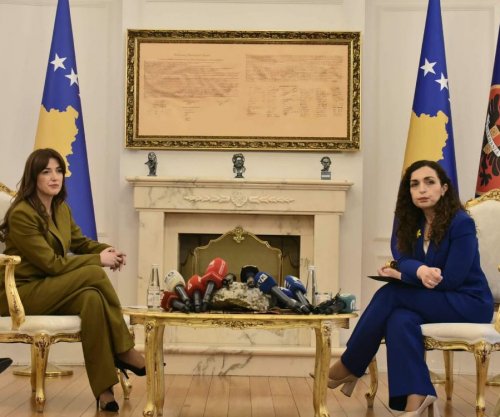 Vjosa Osmani merr pjesë në ceremoninë e varrimit të babait të Albulena Haxhiut [video]