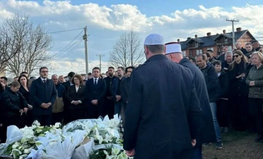 Kurti, bashkë me deputetë e ministra të LVV-së, të pranishëm në varrimin e babait të Albulena Haxhiut [video]