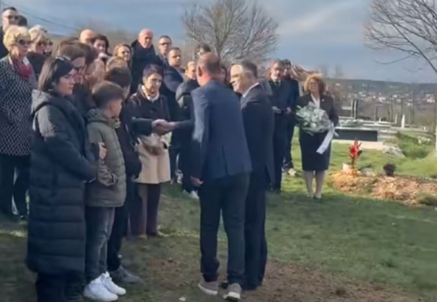Daut Haradinaj e Besnik Tahiri ngushëllojnë Albulena Haxhiun në varrimin e babait: Bëhu e fortë [video]