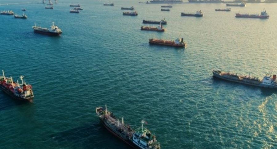 Mbyllja e Hormuzit paraqet rreziqe të mëdha për mungesë karburanti, rriten çmimet e biletave