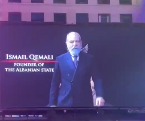 Ismail Qemali e Nënë Tereza shfaqen në sheshin më të famshëm në botë 