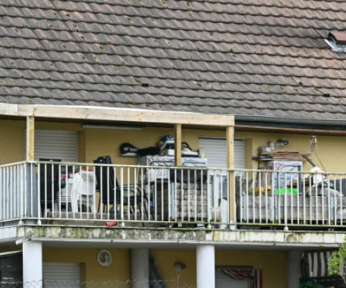 Babai e mbylli në furgon për gati 18 muaj, 9-vjeçari humbet aftësinë për të ecur