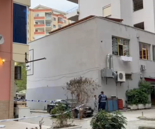 Humbi jetën pasi ra nga ballkoni, Policia: Dyvjeçari ndodhej në banesë me nënën e tij