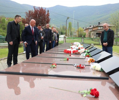 Haradinaj kujton të rënët e masakrave në Has, Gjilan e Istog