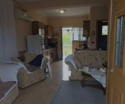 Një hajn në Fier gjendet i vdekur brenda shtëpisë ku u fut për të vjedhur, i ngeci trupi në dritare