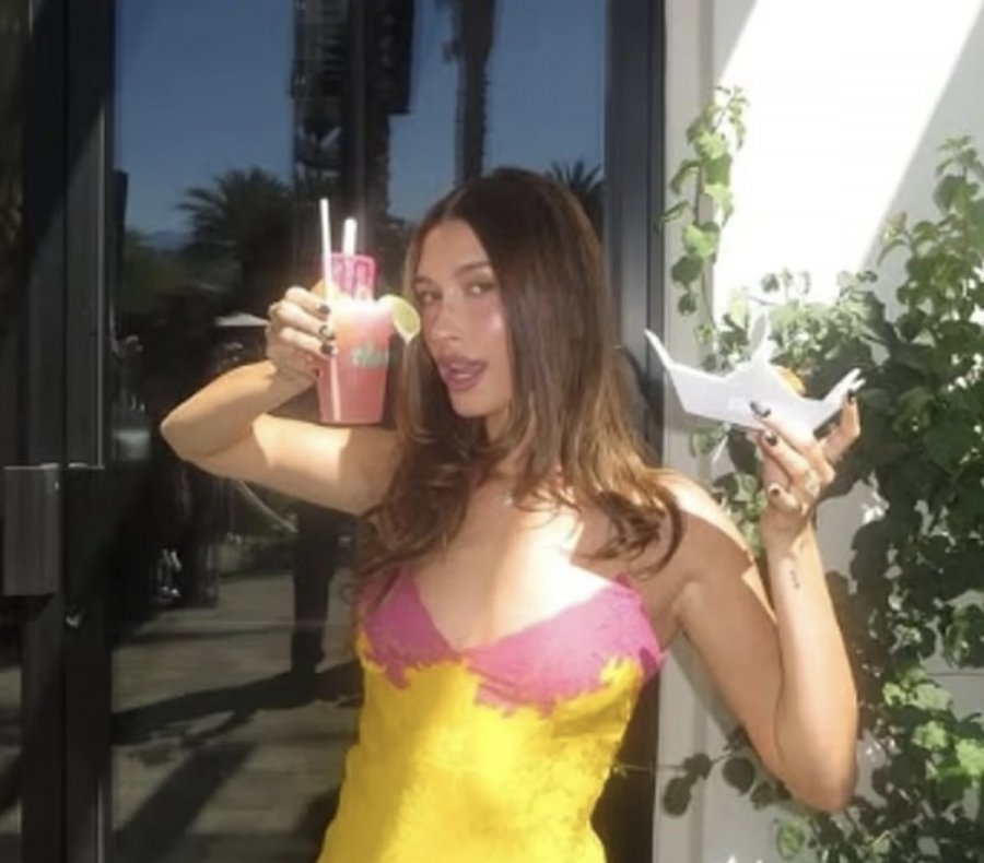 Hailey Bieber shfaqet në Coachella me stil dhe në mbështetje të Justin Bieber