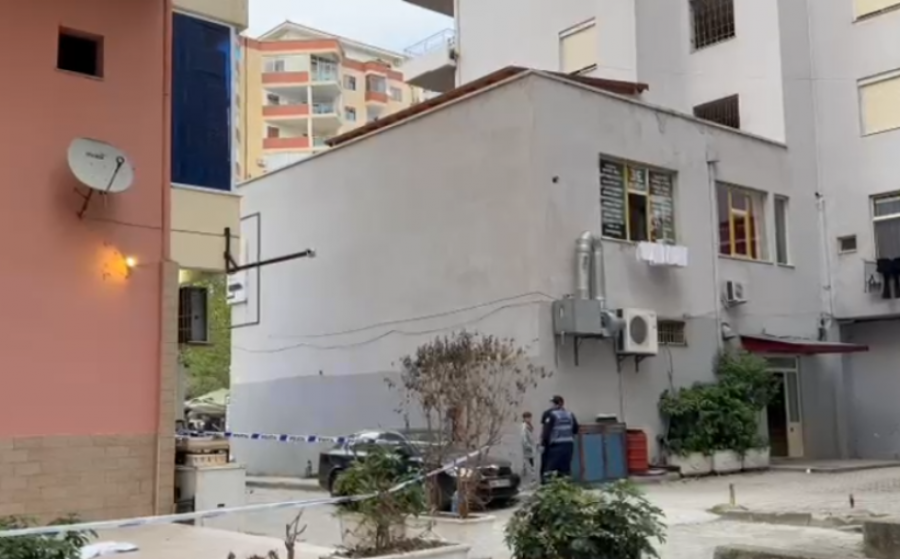 Humbi jetën pasi ra nga ballkoni, Policia: Dyvjeçari ndodhej në banesë me nënën e tij
