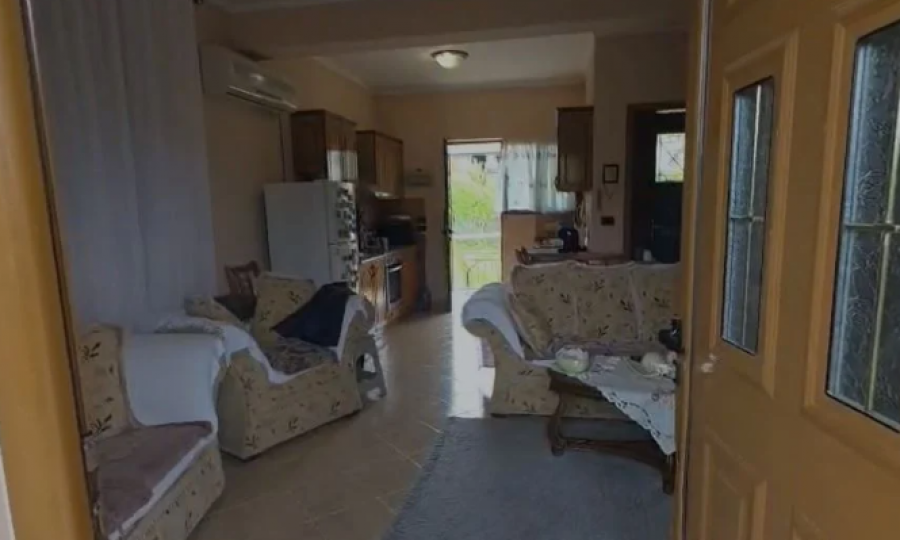 Një hajn në Fier gjendet i vdekur brenda shtëpisë ku u fut për të vjedhur, i ngeci trupi në dritare