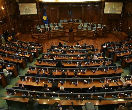 Deputetët ndezin qirinj për të mbijetuarit e dhunës seksuale të luftës