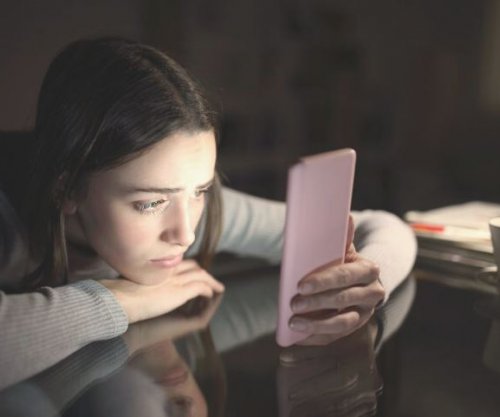 Drita e kaltër nga ekranet ka më pak ndikim në gjumë