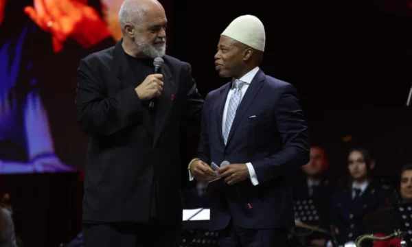 Kryeministri Rama i dorëzon pasaportën shqiptare ish-kryebashkiakut të Nju Jorkut: Shpejt do të mësojmë edhe gjuhën