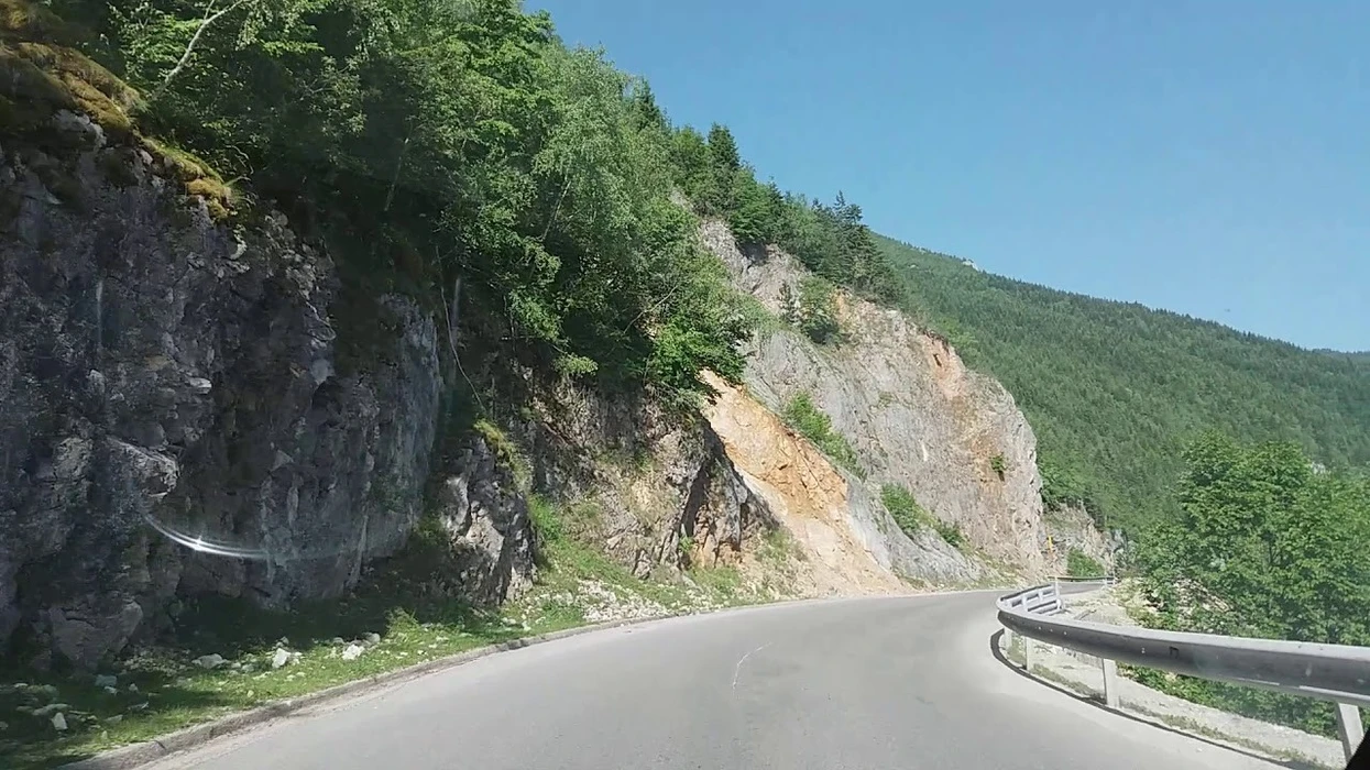 Bllokohet rruga Pejë-Rozhajë për kamionë