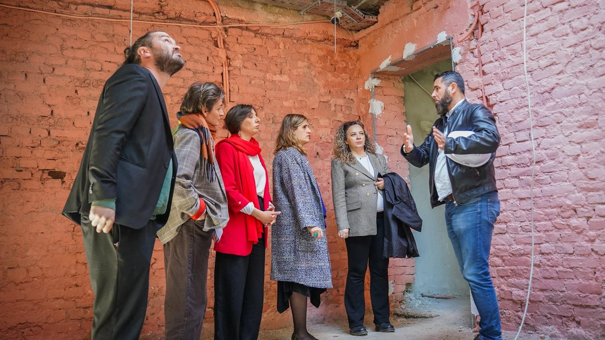 Restaurimi i Teatrit Kombëtar të Kosovës, Ministrja Bogujevci në terren me ekipin vizitojnë nga afër punimet