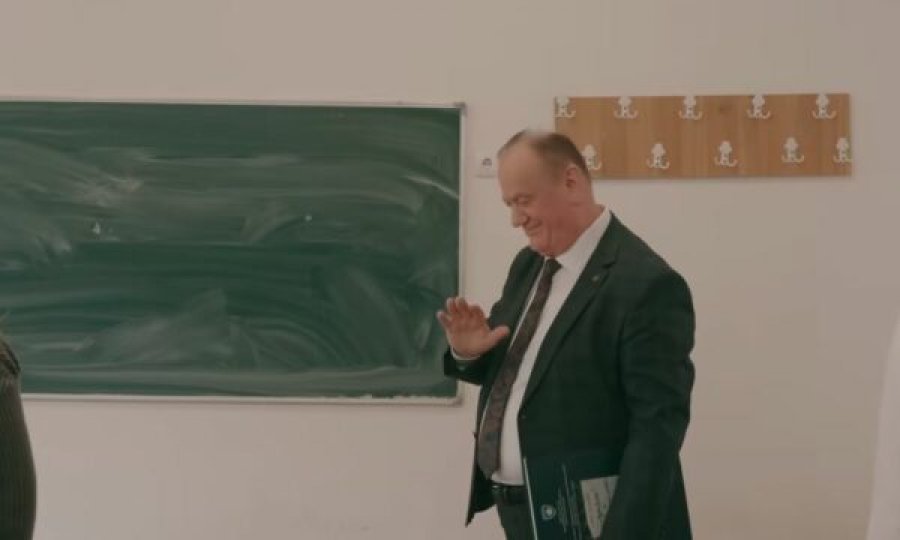 Pensionohet Mahmut Ferati, i thotë lamtumirë profesionit të jetës me këngë emocionuese