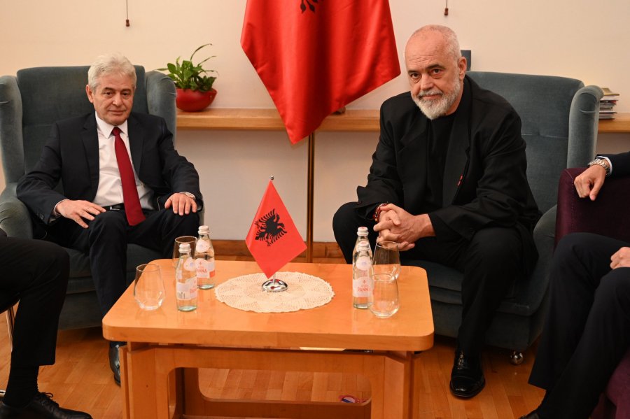 Ahmeti takohet me Ramën, në fokus forcimi i bashkëpunimit ndërshqiptar