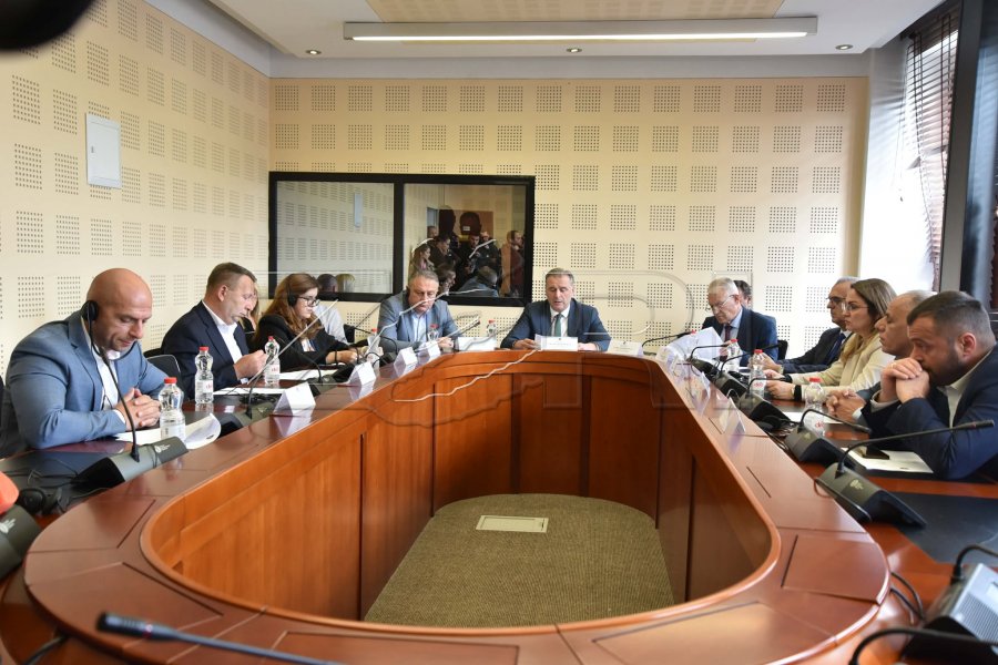 Deputetët flasin për arritjet e Ushtrisë së Kosovës, Simiqi e lëshon mbledhjen