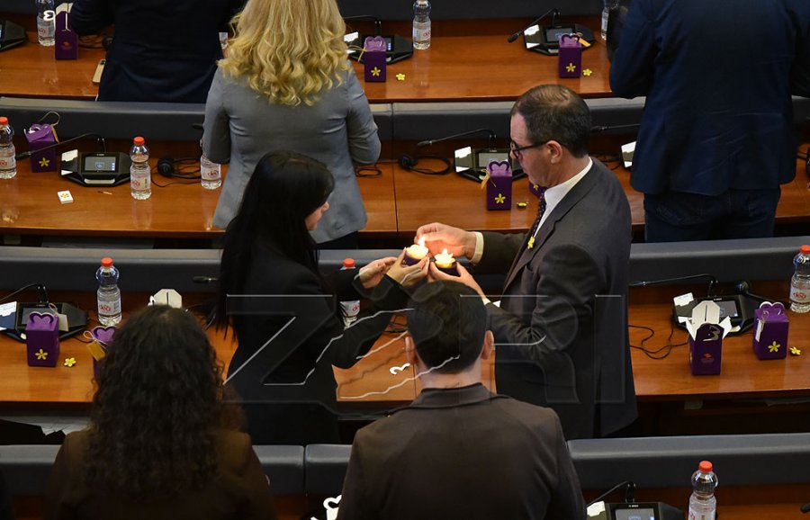 Deputetët ndezin qirinj për të mbijetuarit e dhunës seksuale të luftës