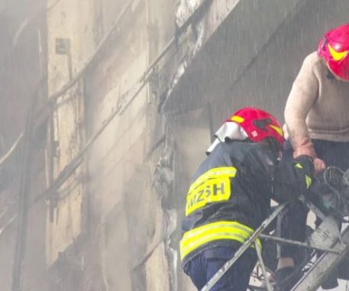 Autoritetet shqiptare arrestojnë katër të dyshuar për zjarrin në pallatin shumëkatësh në Tiranë