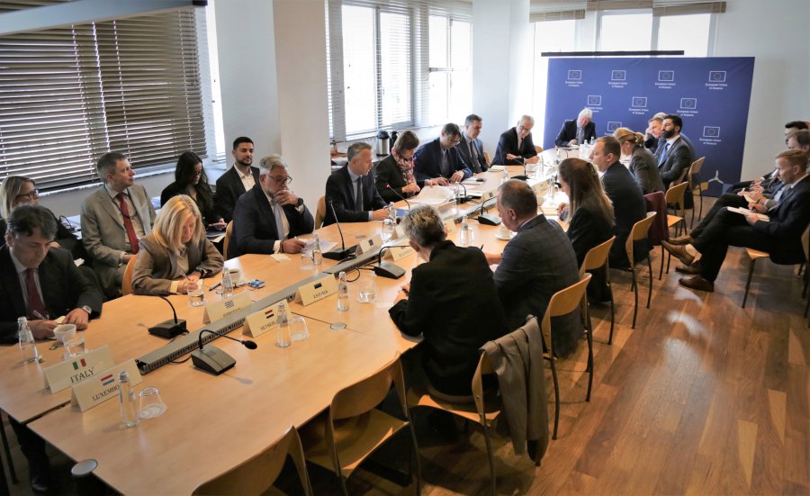 Kryenegociatori i ri i Kosovës takohet me shefat e misioneve të shteteve BE-së në Prishtinë