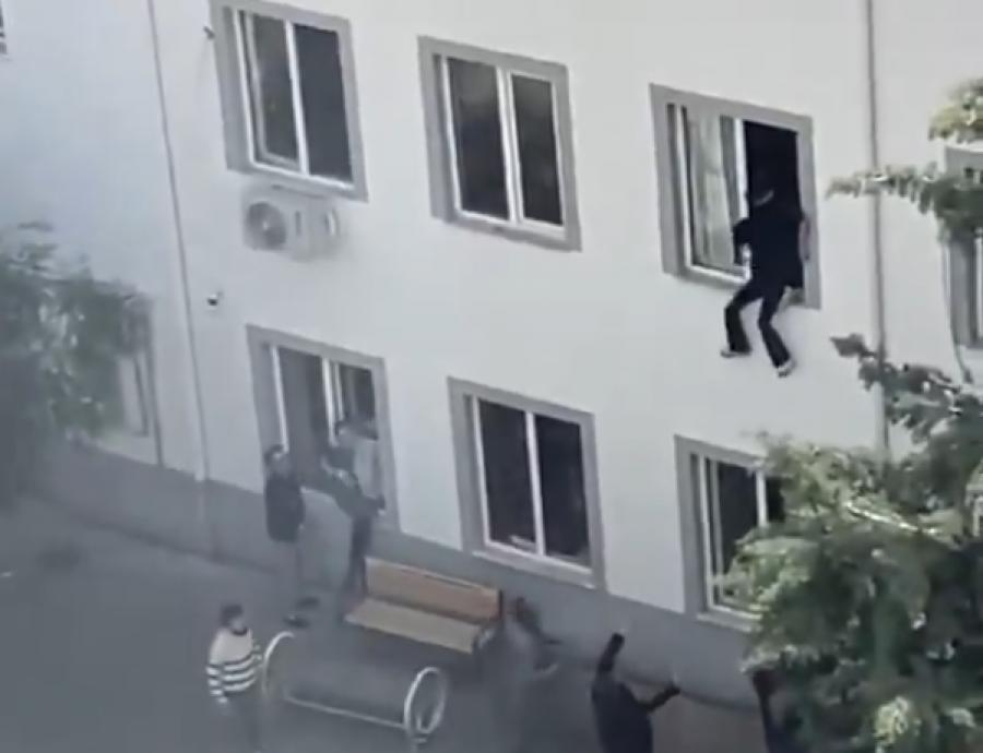 Pamje dramatike në Turqi, nxënësit hidhen nga dritaret pas sulmit në shkollë – katër viktima [video]