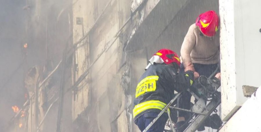 Flet zjarrfikësi që shpëtoi një grua nga ndërtesa në Tiranë: Më tha më lër të digjem