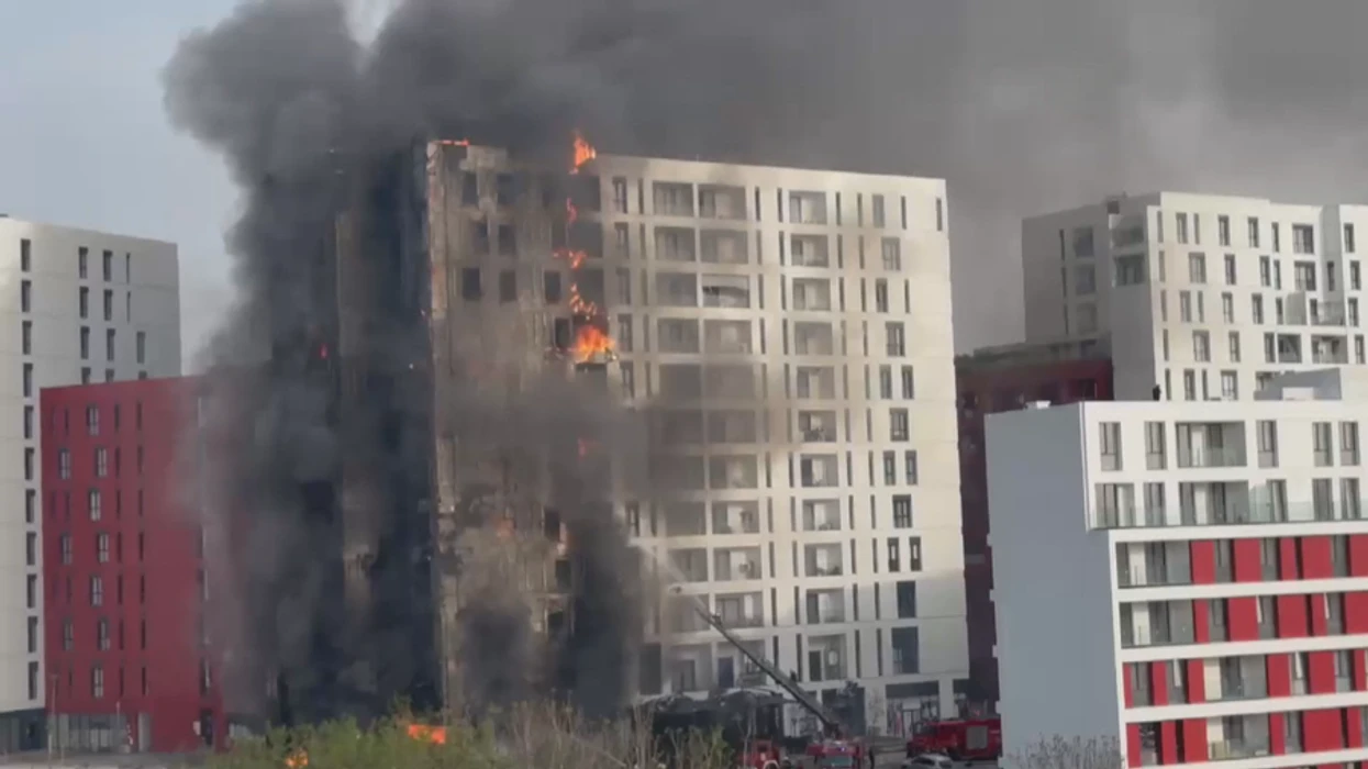Zjarri në pallatin pranë QSUT-së në Tiranë, ja si mund të kenë nisur flakët [video]