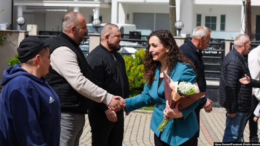 “Profili ndryshe” që mund ta trazojë skenën politike: Vjosa Osmani në terren