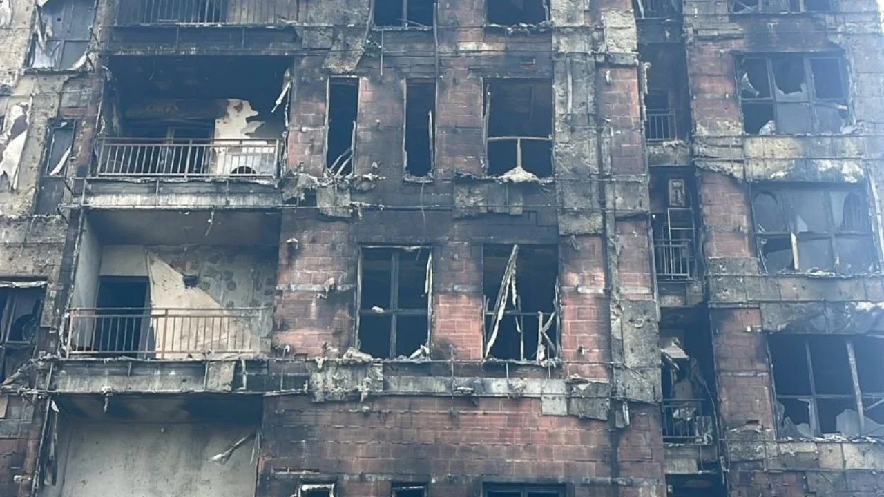 Zjarri te ndërtesa në Tiranë, çfarë zbuluan kamerat e sigurisë?