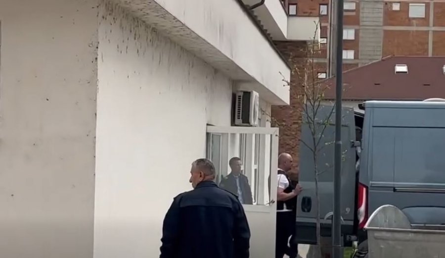 Trupat e tri viktimave nga Malisheva dërgohen në Institutin e Mjekësisë Ligjore [video]