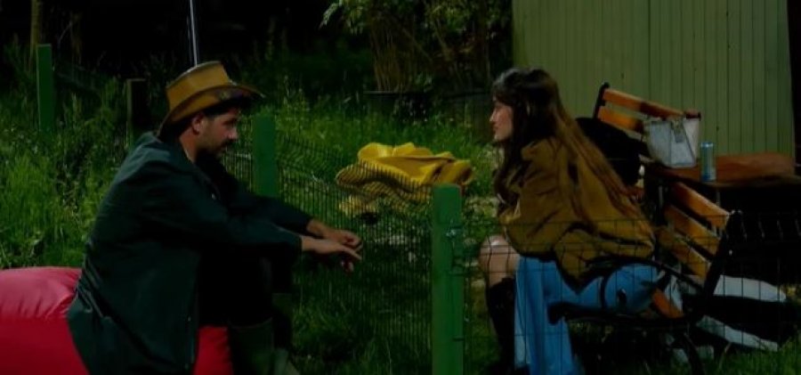 Romanca në Ferma VIP “tronditet” pas puthjes, Indri tërhiqet teksa Vanesa merr vendimin për të dashurin jashtë [video]