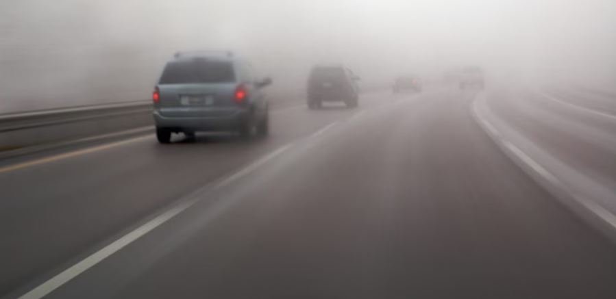 Pesë këshilla si të vozitni kur ka mjegull