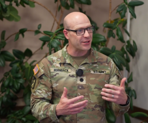 Ushtaraku amerikan për tryezën e dialogut ndërfetar: Mesazh i rëndësishëm jo vetëm për Kosovën, por edhe për botën