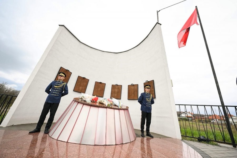 Kurti përkujton masakrën në Poklek: Drejtësia për viktimat mbetet kërkesë e pandërprerë