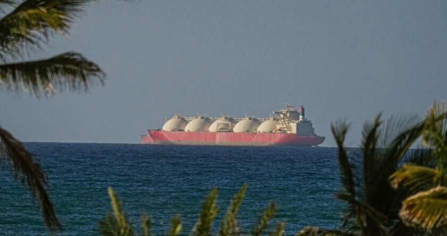 Cisterna me flamur pakistanez, anija e parë me naftë bruto që del nga Hormuzi që nga bllokada e SHBA-së