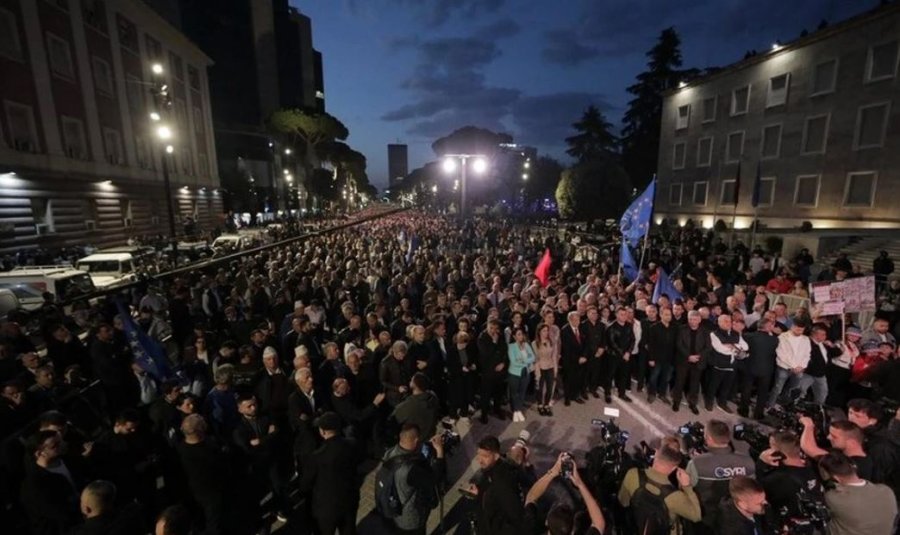  Protesta e 131-të në Tiranë zhvendoset para Kuvendit kundër reformës territorial