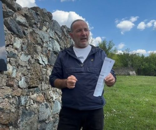 Hiqet pllaka e vendosur nga Azem Syla në shtëpinë e Heroit Mehmet Osmanaj