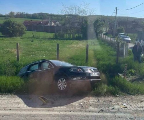 Aksident trafiku në Pataqan të Klinës, përfshihet një kamionetë dhe një veturë