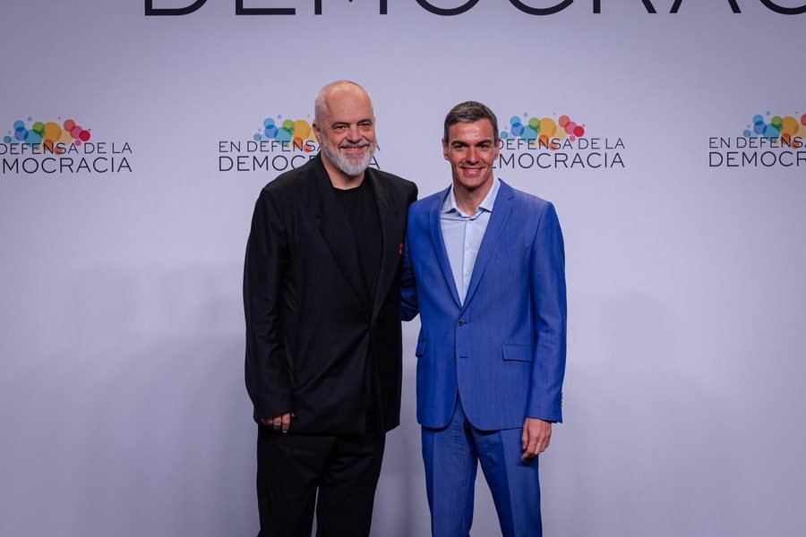 Edi Rama në Spanjë në Samitin për Demokracinë, takohet me Sanchezin e me presidentin e KiE