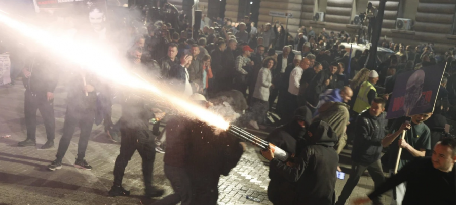 22 të shoqëruar, molotov, gaz lotsjellës e përplasje fizike – Bilanci i protestës së opozitës në Shqipëri
