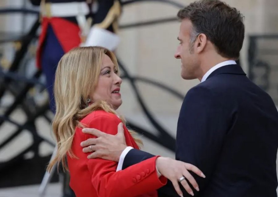 Macroni dhe Meloni përshëndeten me puthje dhe përqafim, video bëhet virale [video]