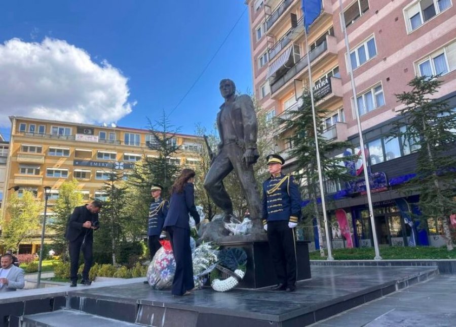 Dita e Dëshmorëve të Komunës së Prishtinës, Haxhiu bën homazhe tek shtatorja e “Zahir Pajazitit”