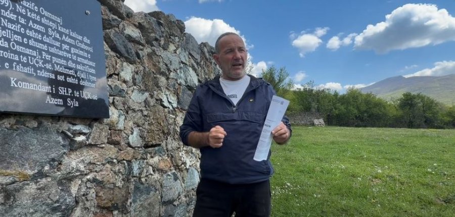 Hiqet pllaka e vendosur nga Azem Syla në shtëpinë e Heroit Mehmet Osmanaj