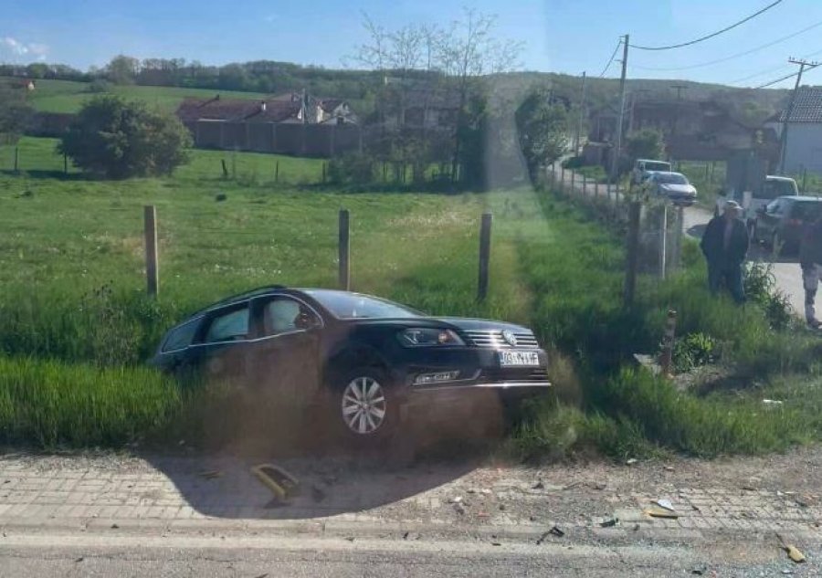 Aksident trafiku në Pataqan të Klinës, përfshihet një kamionetë dhe një veturë