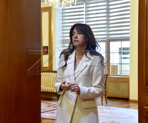 Albulena Haxhiu pret në takim kryetarin e KQZ-së, Kreshnik Radoniqin