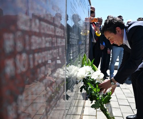 Kurti përkujton viktimat e 19 prillit ’99 në Lipjan dhe intelektualët e zhdukur të Mitrovicës