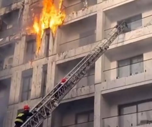 Momentet e para kur nisën flakët në pallatin që u shkrumbua [video]