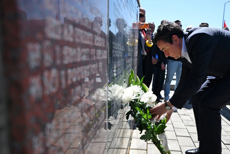 Kurti përkujton viktimat e 19 prillit ’99 në Lipjan dhe intelektualët e zhdukur të Mitrovicës