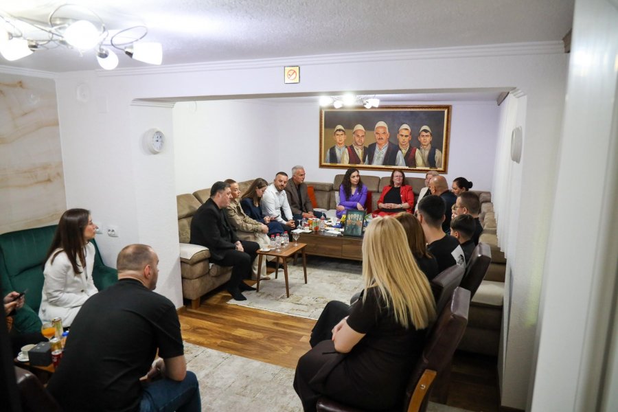 Osmani në vizitë te familja e Zejnepe Gashit: Sakrifica e tyre mbetet amanet për një shtet ku jeta mbrohet gjithmonë