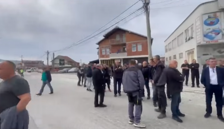 Protestë në Klinë për vonesat në rrugën kryesore, qytetarët ankohen për dëme në biznese